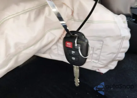 2017 Toyota Rav4 Xle z USA, uszkodzony, nr VIN JTMRFREV3HD214645